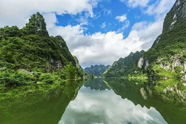 面包车匆忙掉头后变逆行,遇来车避让不及撞了,看看吧
